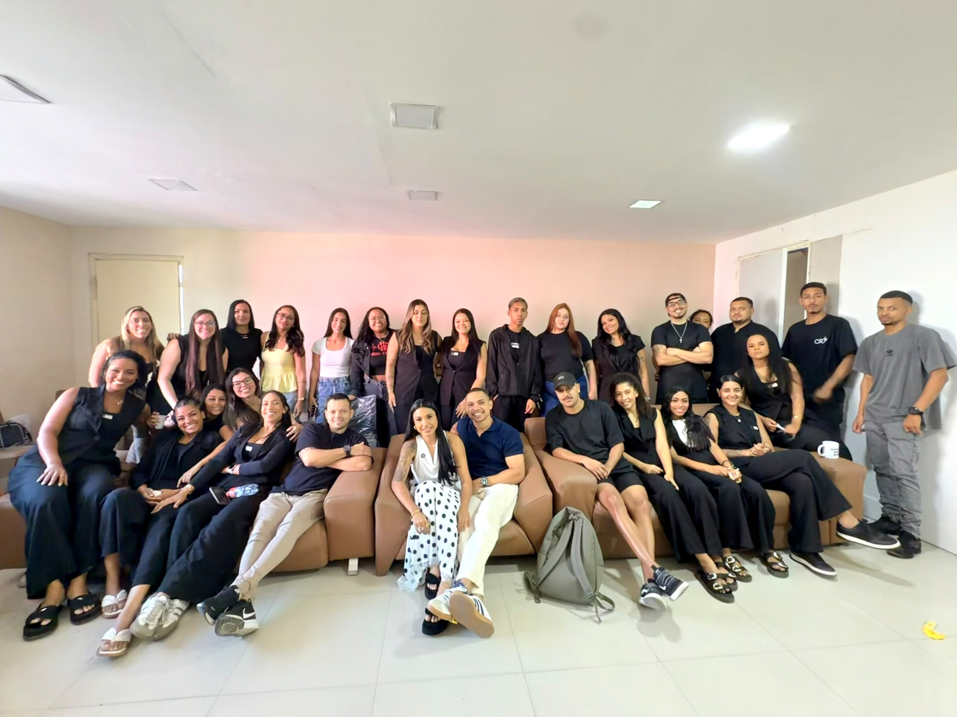 Grupo de pessoas reunidas em um ambiente interno