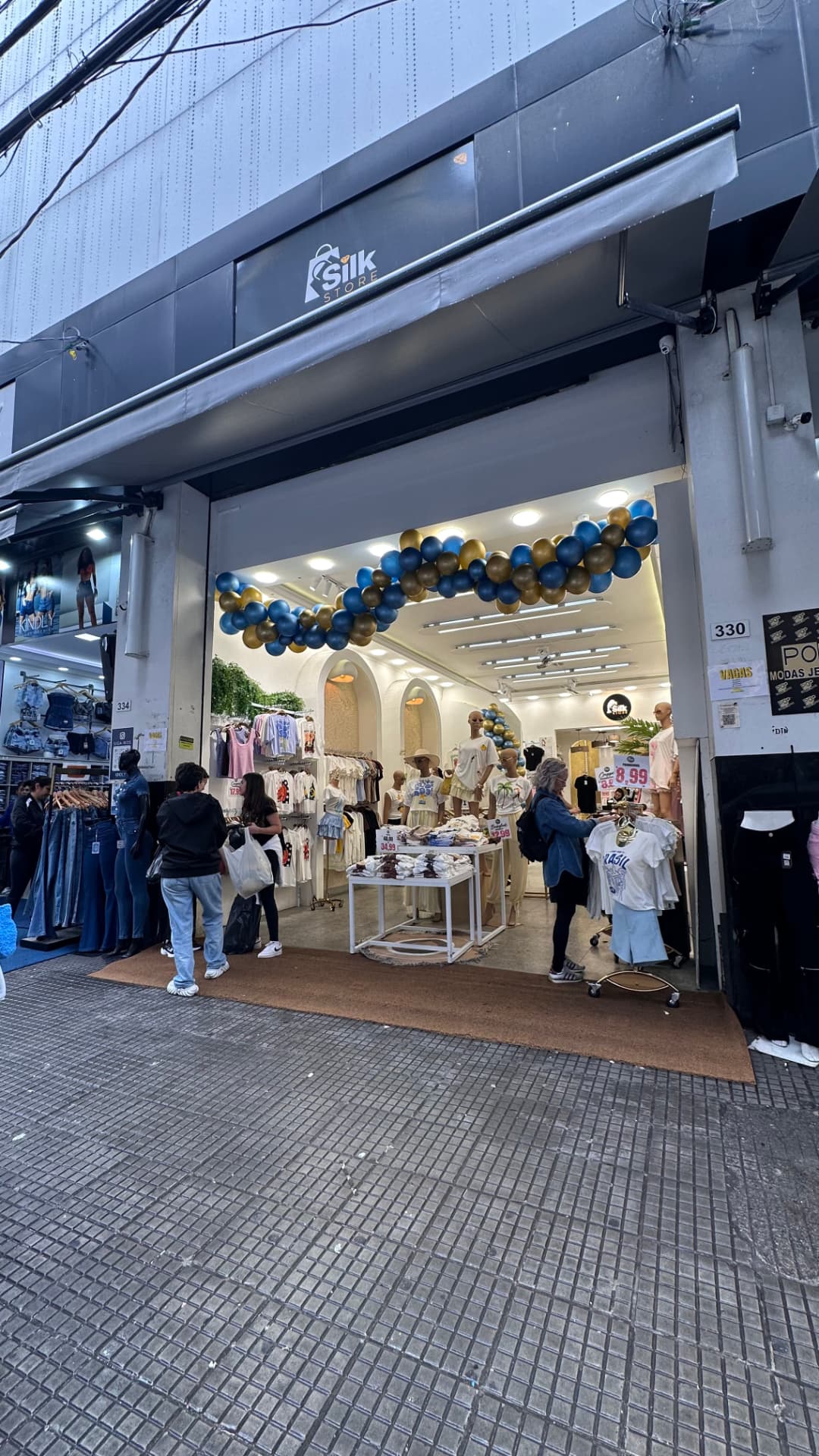Loja Silk Store em rua comercial movimentada