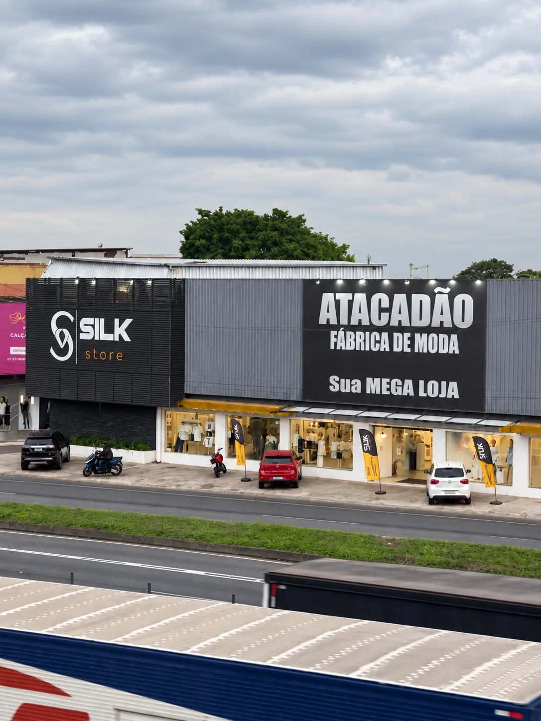 Fachada ampla da Silk Store com o letreiro Atacadão Fábrica de Moda