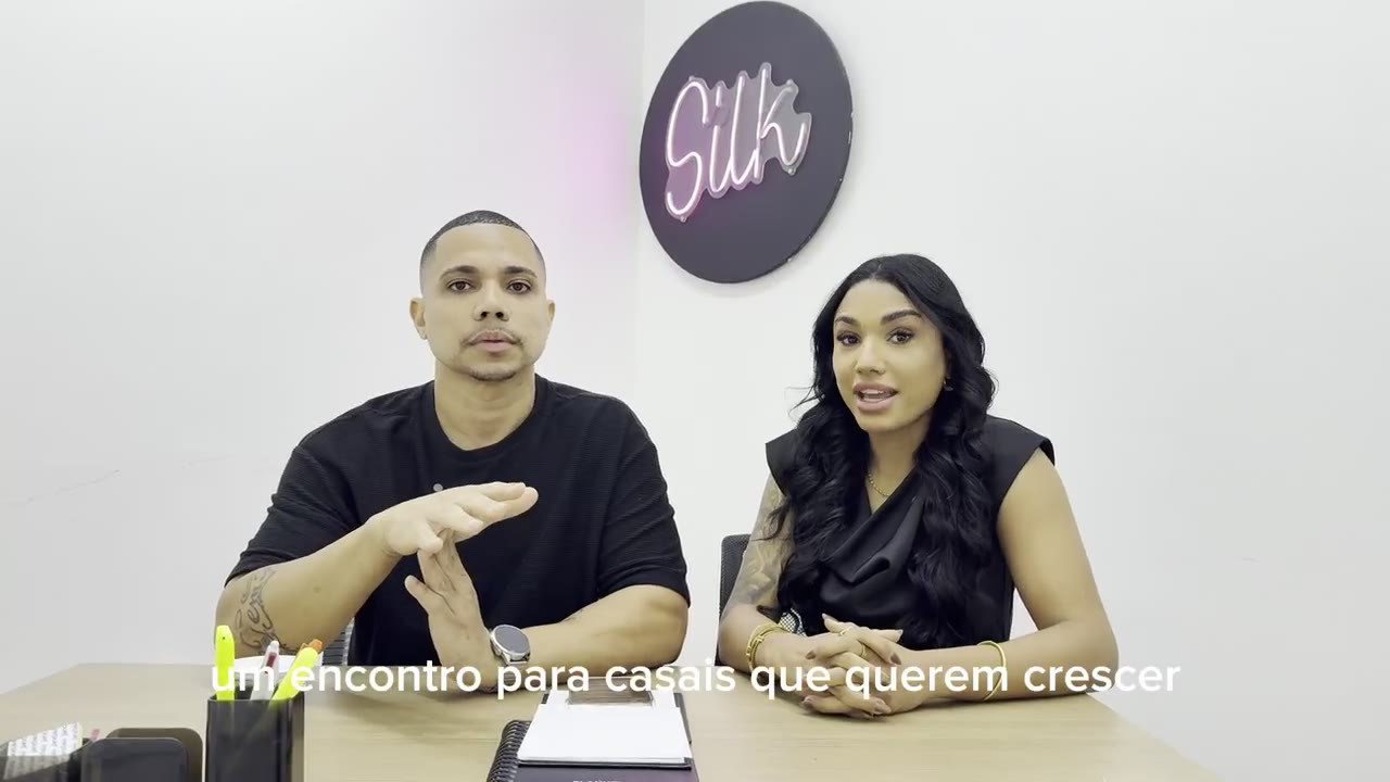 Casal empreendedor em ambiente de coworking durante o encontro